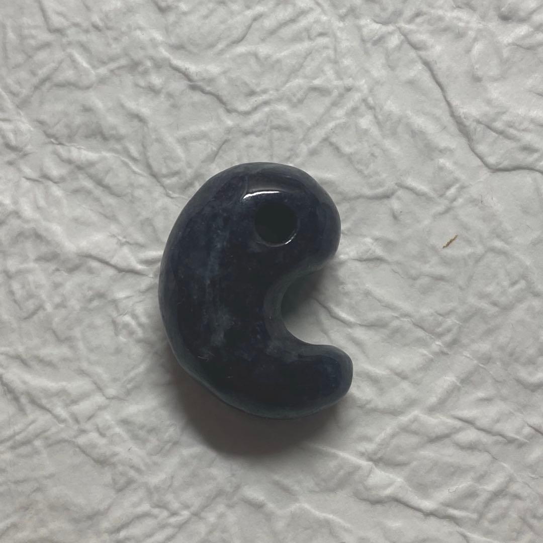 ロト　アウトレット糸魚川翡翠ペンダントトップ　糸魚川翡翠黒翡翠勾玉