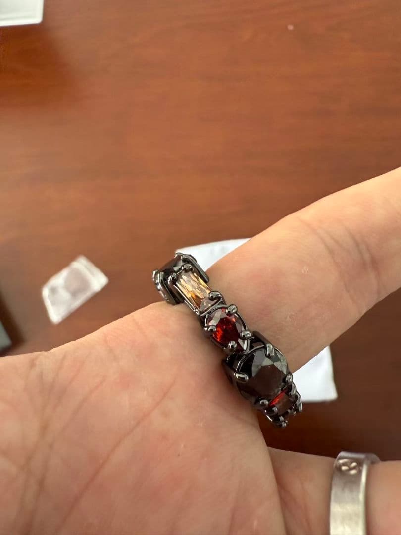 LOUIS VUITTONブラックメタルリング ストーン付き 新品同様