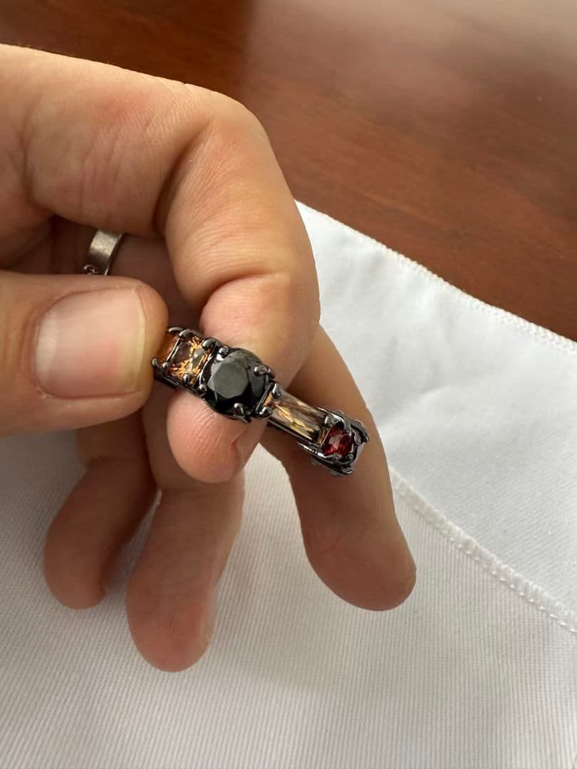 LOUIS VUITTONブラックメタルリング ストーン付き 新品同様