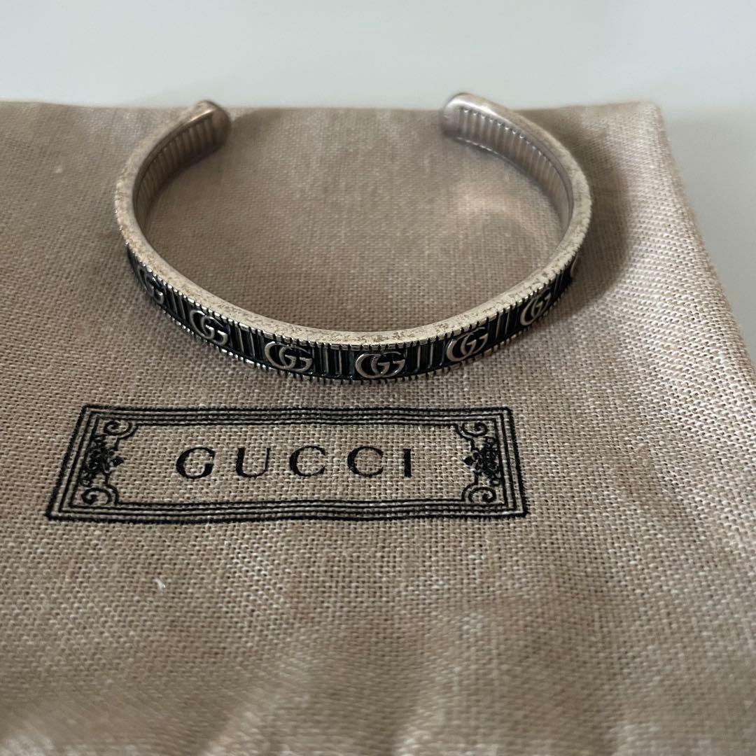GUCCI シルバーバングル GGロゴ