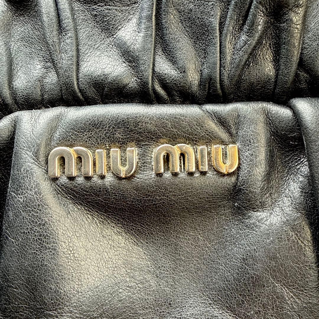 ミュウミュウ　ハンドバッグ　ヴィッテロリュクス レザー ハンドバッグ トート 黒