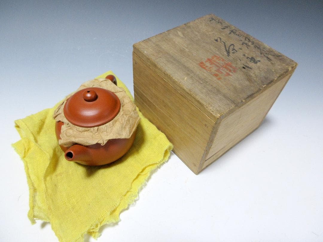 三浦常山 佐渡無名異焼 朱泥 後手茶注 共箱 共布 栞 / 急須