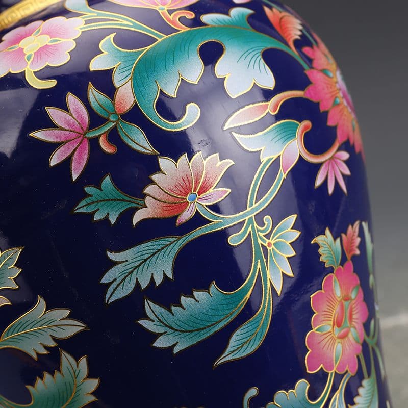 大清乾隆藍地琺瑯彩纏枝紋花瓶 景徳鎮 陶磁器 装飾品 現代工芸品 美術品 置物