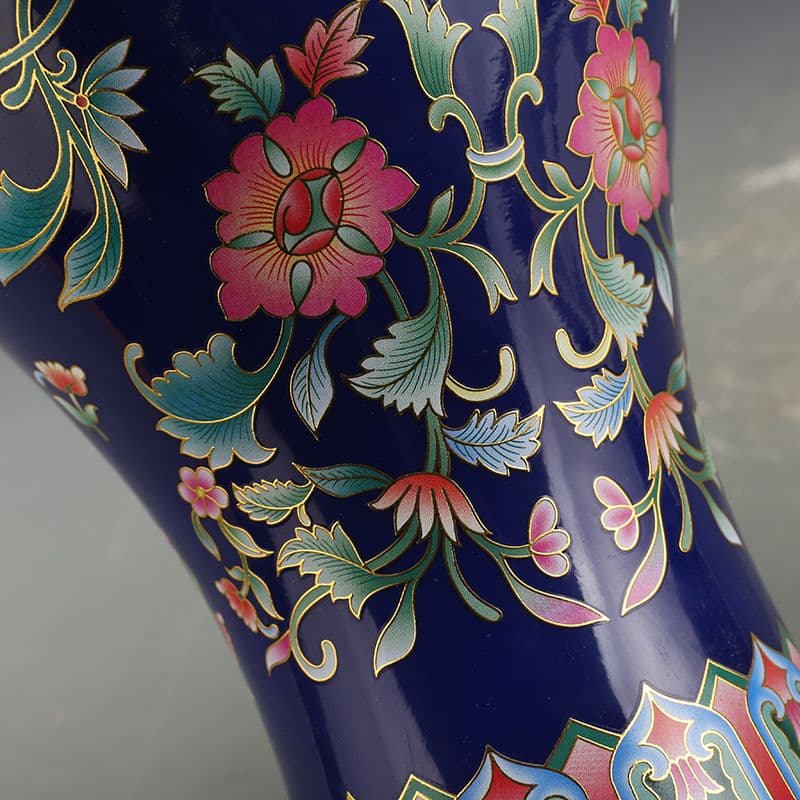 大清乾隆藍地琺瑯彩纏枝紋花瓶 景徳鎮 陶磁器 装飾品 現代工芸品 美術品 置物