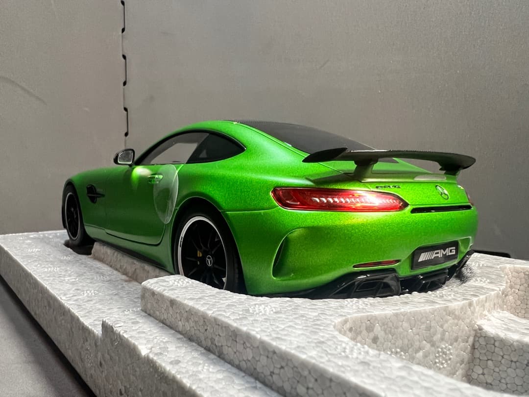 ミニカー Mercedes-AMG GT-RGreen Light Magno(1/18)