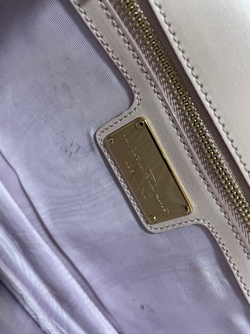 Salvatore Ferragamo フェラガモ ヴァラ チェーンバッグ