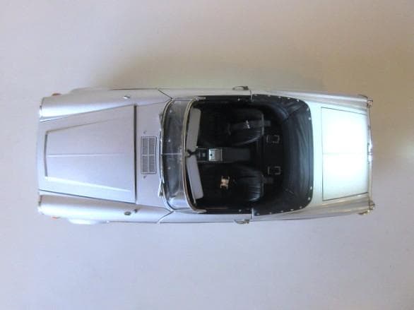 特価 AUTOart 1/18 ダットサン フェアレディ 2000 SR311