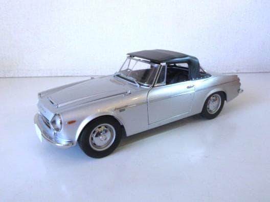 特価 AUTOart 1/18 ダットサン フェアレディ 2000 SR311