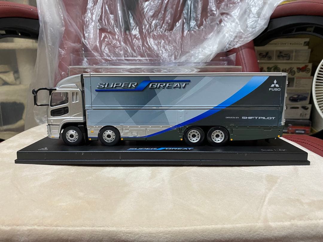 1/43三菱ふそうスーパーグレートミニカー