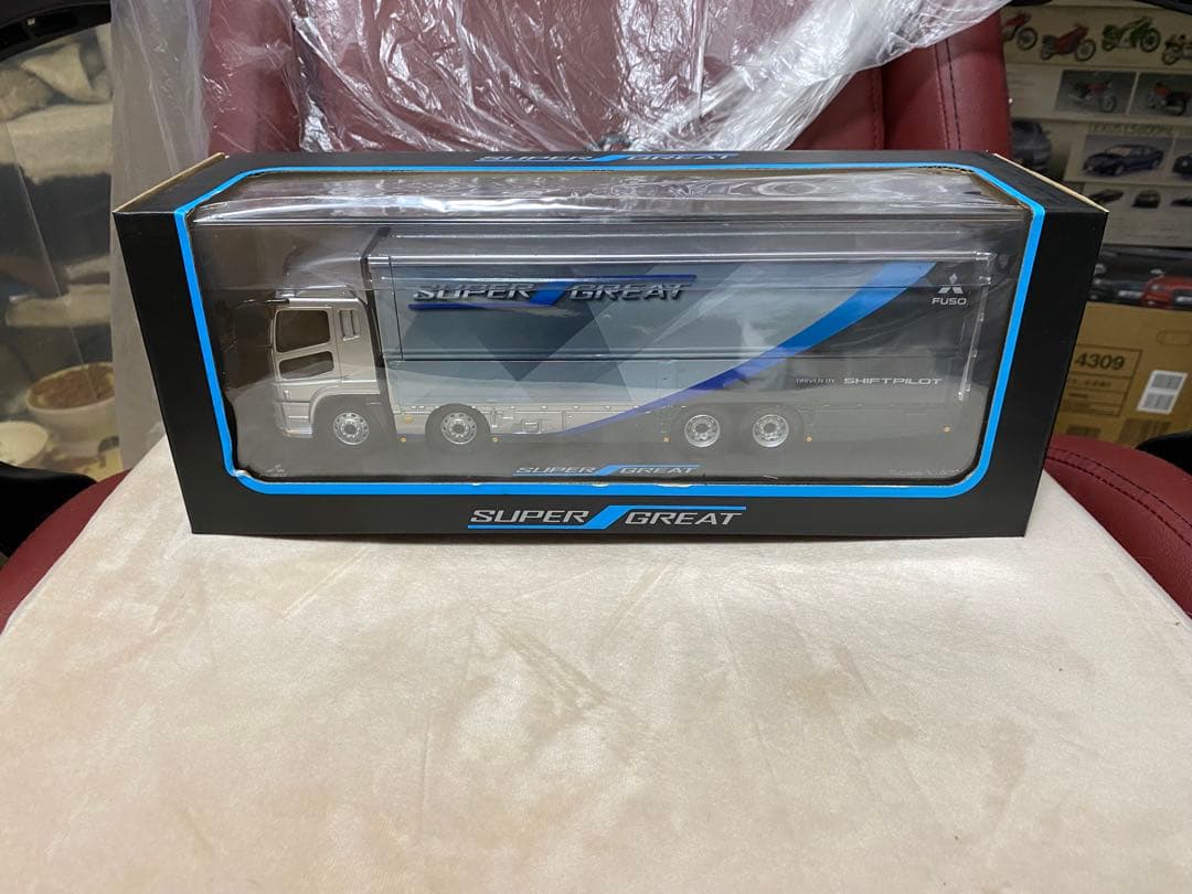 1/43三菱ふそうスーパーグレートミニカー