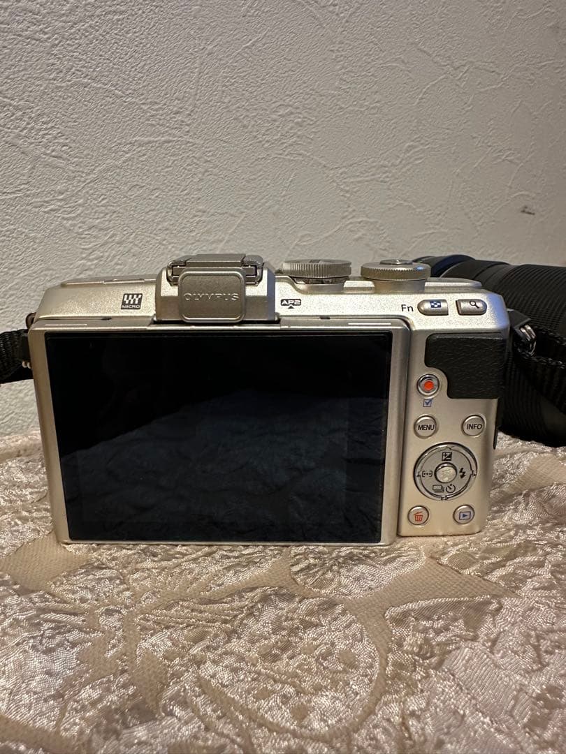 【美品】OLYMPUSミラーレス一眼 PEN E-PL7 ダブルズームキット