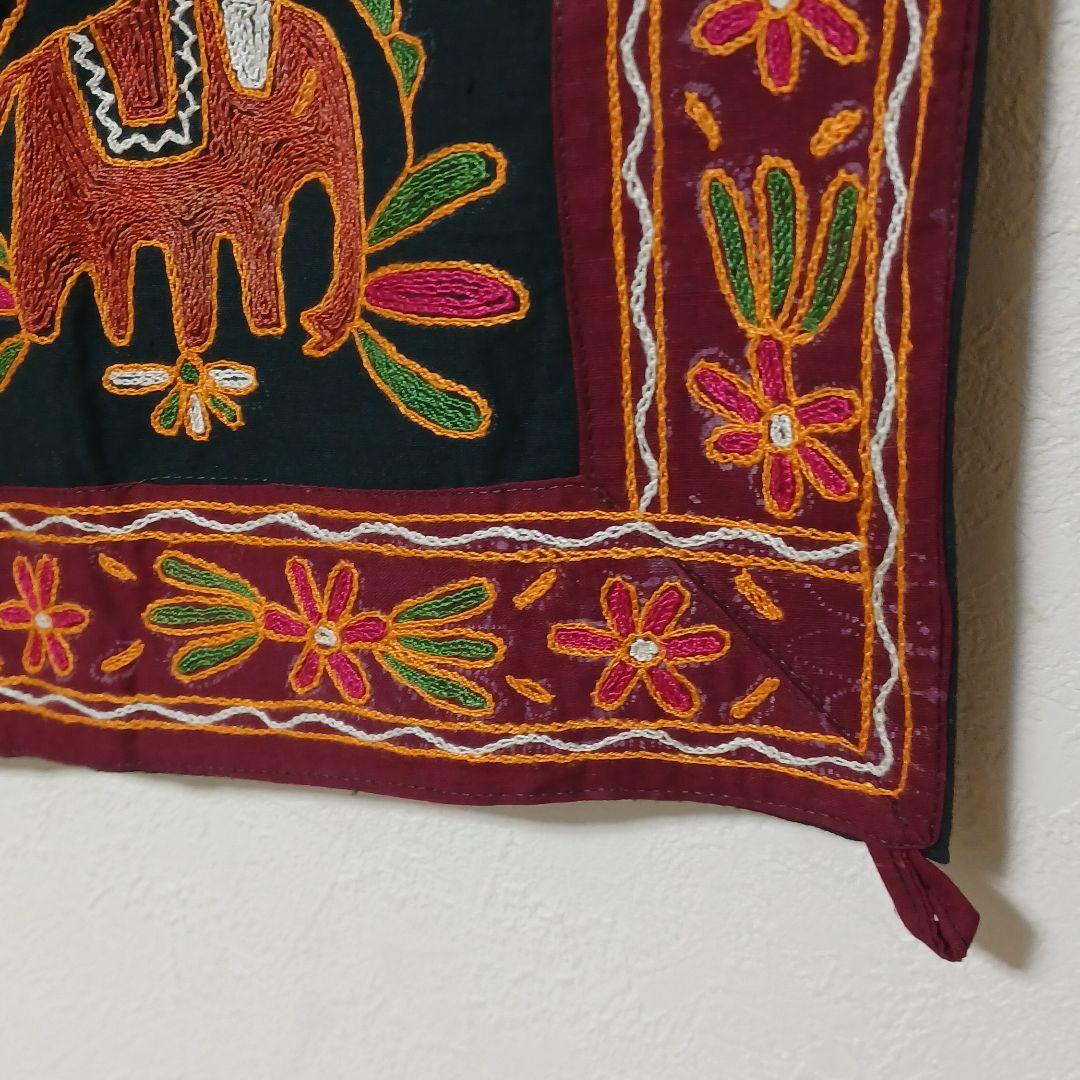 刺繍タペストリー　インテリア雑貨
