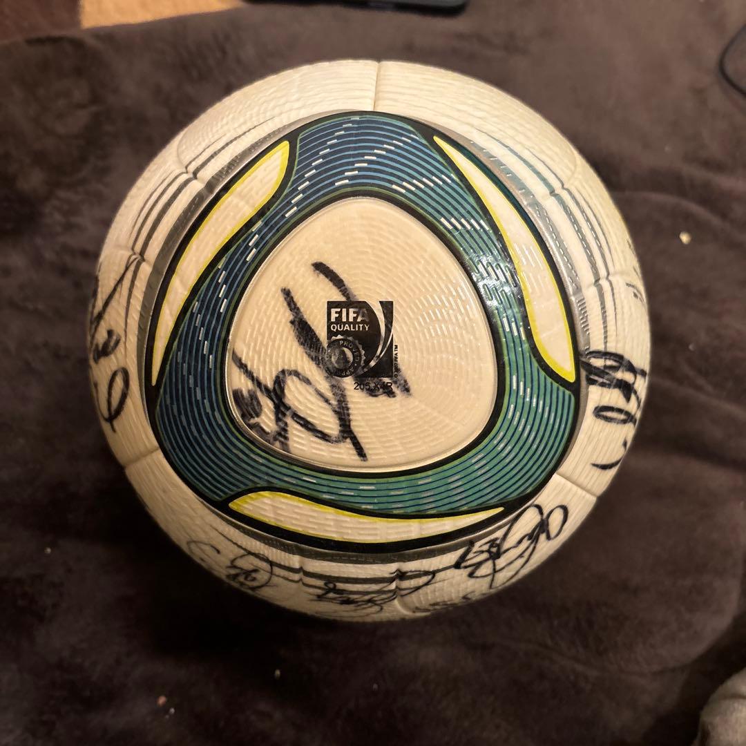 森保一監督、2015年サンフレッチェ広島所属メンバーのサイン入りJリーグ公式球