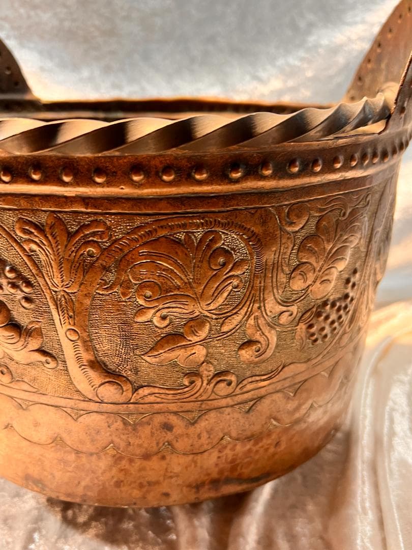 銅のバケツ　持ち手付き　ブドウの柄　打ち出し　彫り