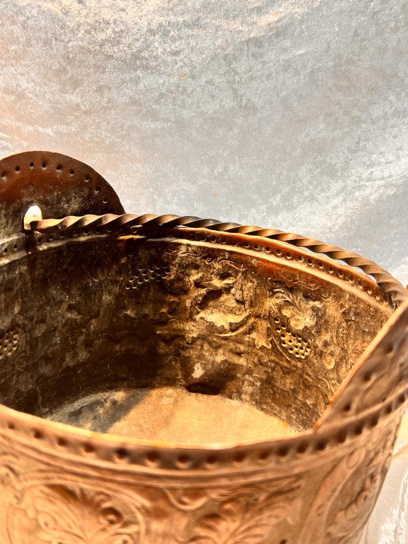 銅のバケツ　持ち手付き　ブドウの柄　打ち出し　彫り
