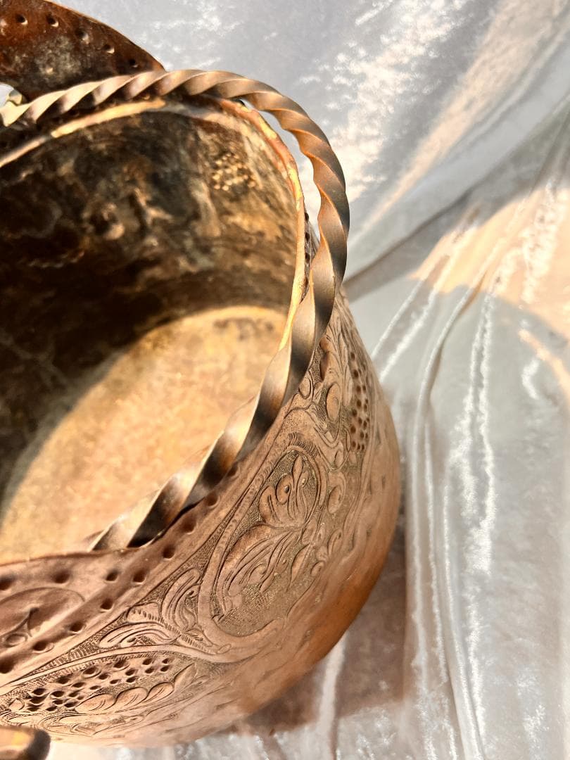 銅のバケツ　持ち手付き　ブドウの柄　打ち出し　彫り