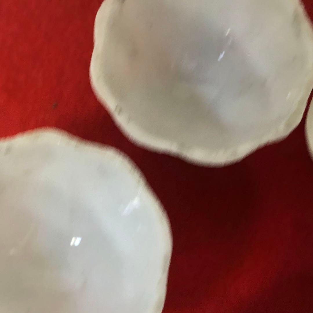 白磁　三つ足輪花極小手塩皿　骨董品　極小鉢　希少