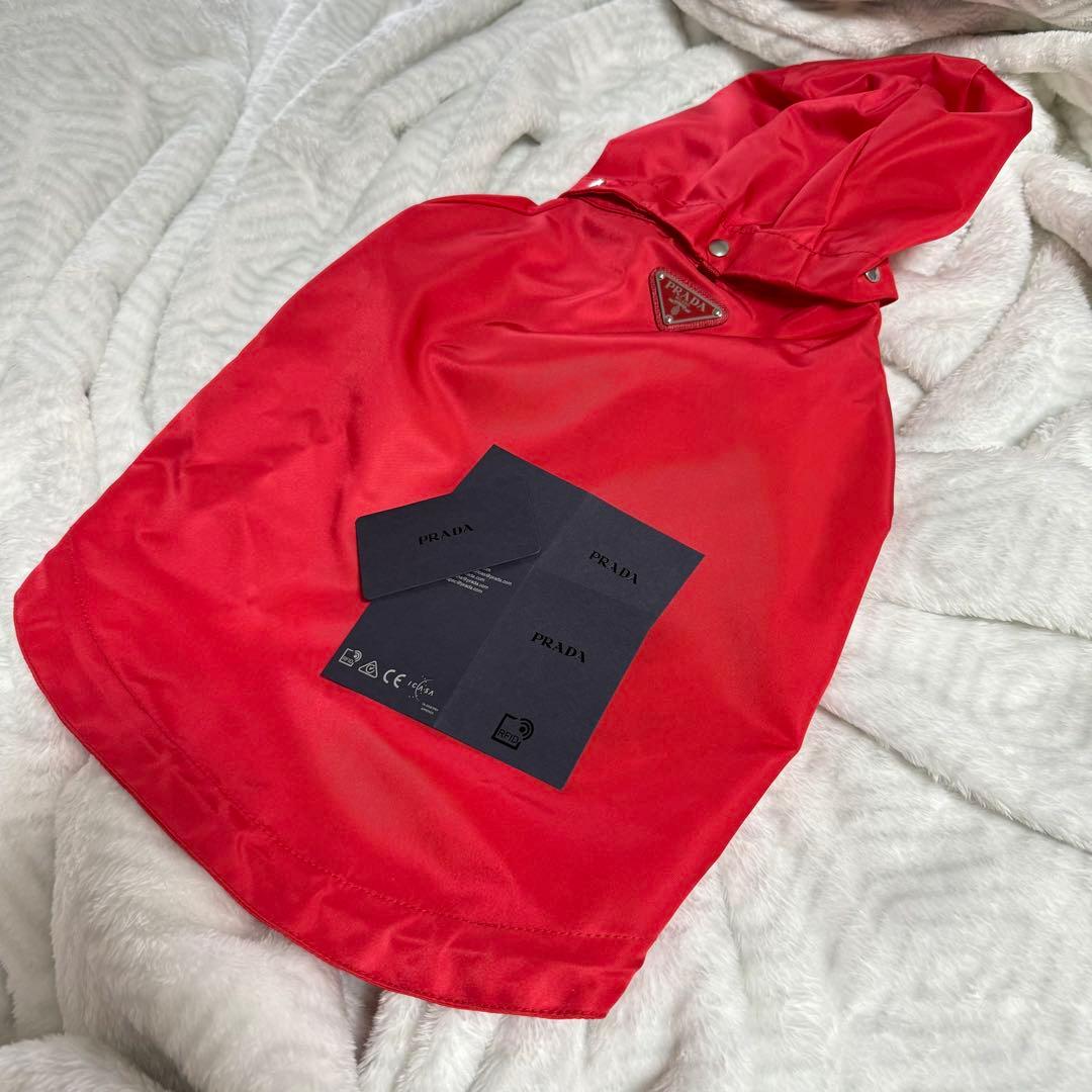 PRADA レッド ナイロン 犬服 フード付き PRADA正規品 Mサイズ