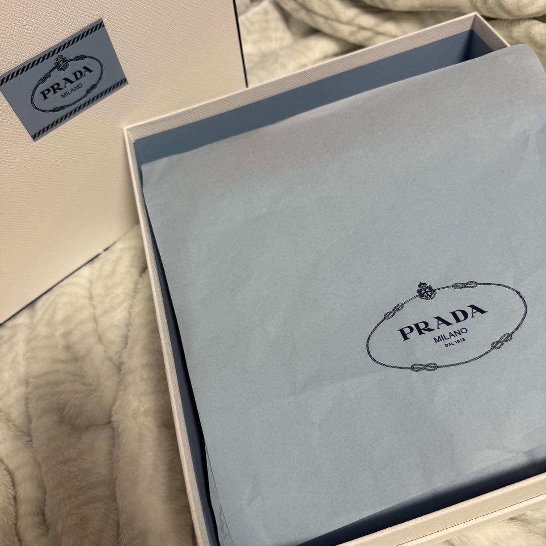 PRADA レッド ナイロン 犬服 フード付き PRADA正規品 Mサイズ