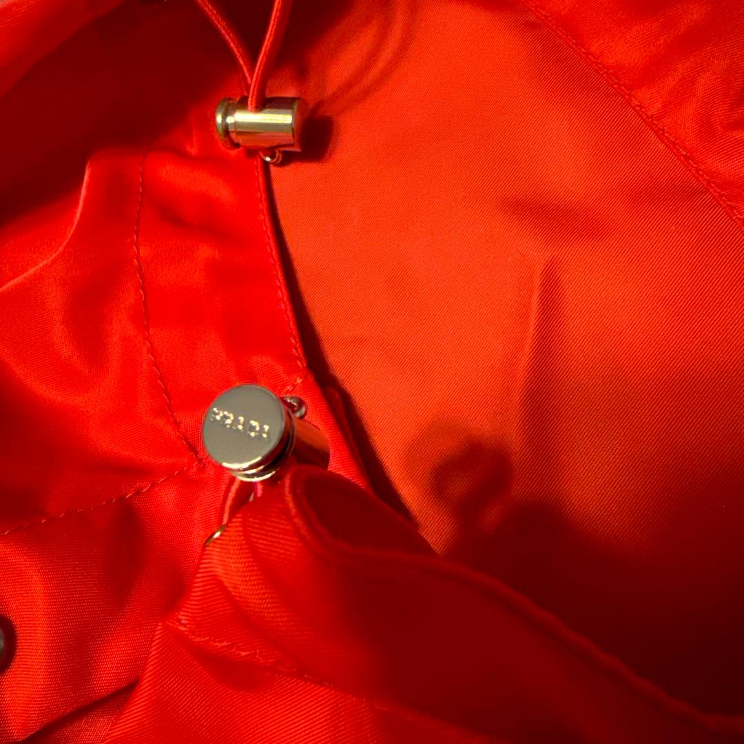 PRADA レッド ナイロン 犬服 フード付き PRADA正規品 Mサイズ