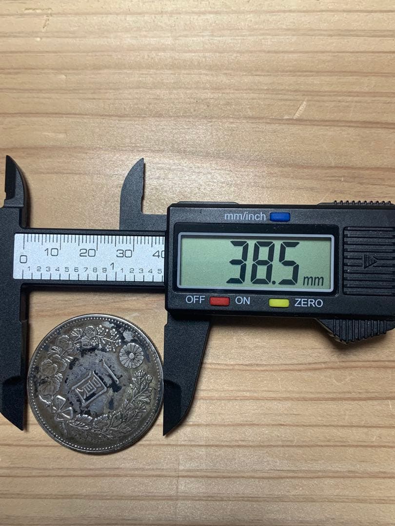 一圓銀貨 明治18年珍品　桐葉1.2.4から馬の歯　4.6.7にかけて皺有り