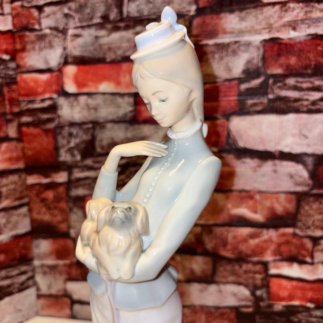 リヤドロ　犬を抱く貴婦人