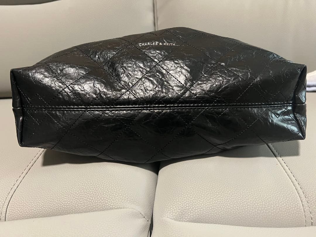 CHARLES & KEITHブレードチェーンハンドルホーボーバッグ