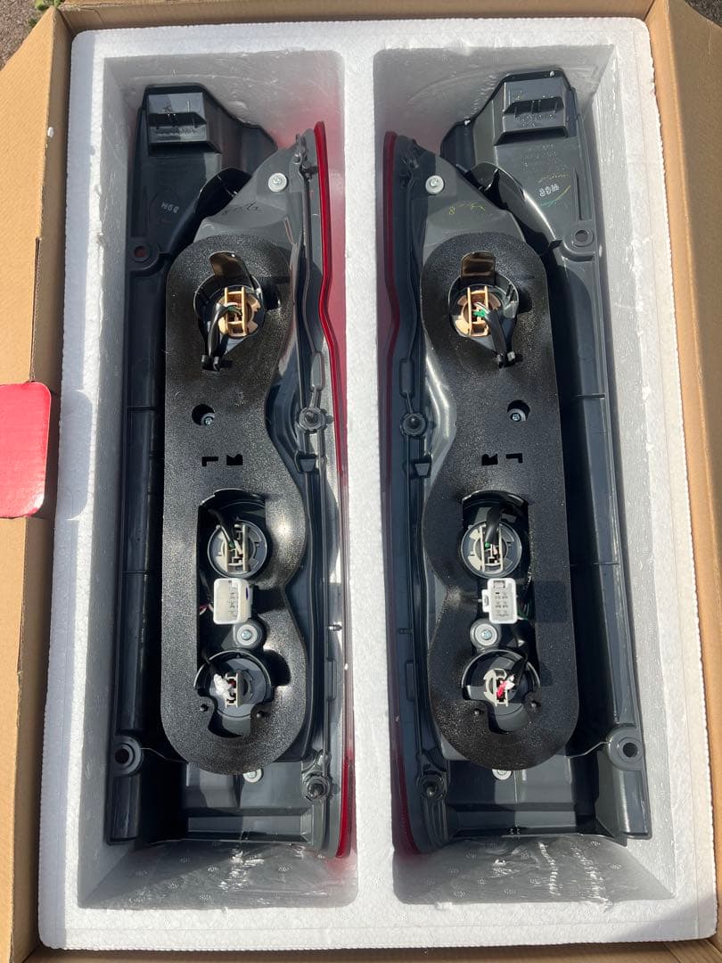 ハイエース　200系　純正テールランプ　新車外し