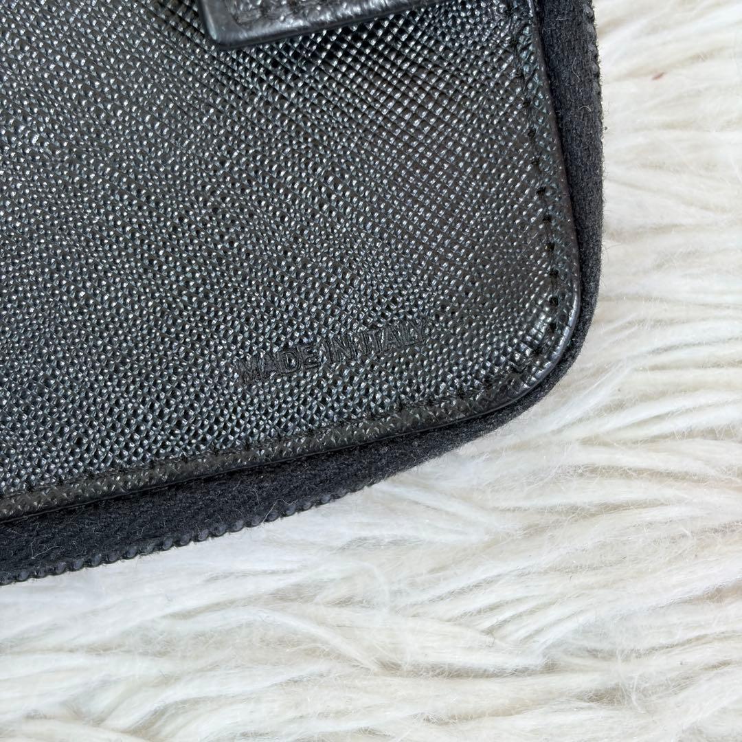 美品✨プラダ 三角ロゴ 二つ折り財布 サフィアーノレザー 黒 ラウンドファスナー