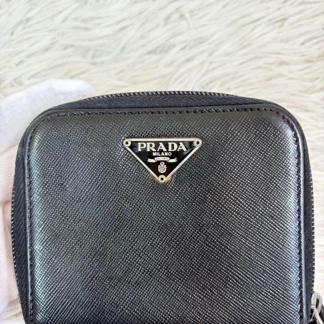 美品✨プラダ 三角ロゴ 二つ折り財布 サフィアーノレザー 黒 ラウンドファスナー