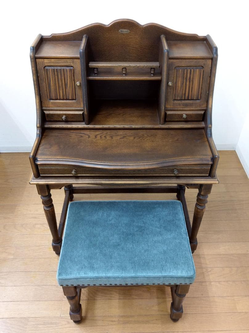 美品 英国 アンティークデザイン BRIGHTON ドレッサー 鋲打スツール