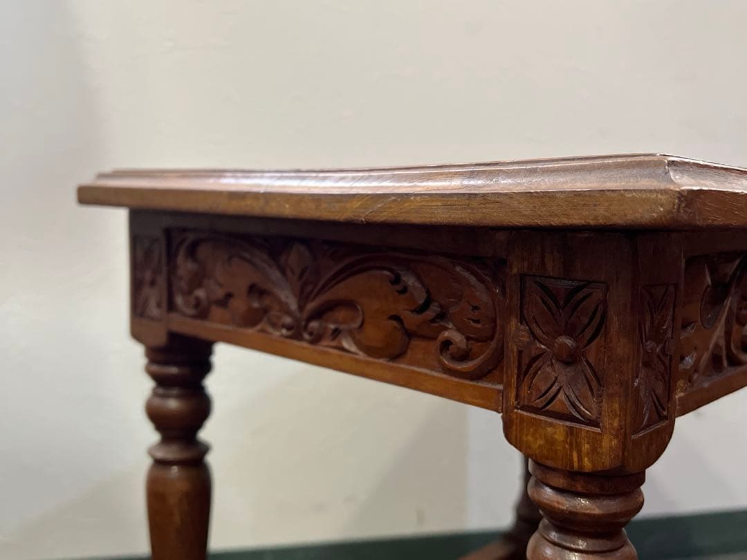 k527r121 彫刻細工が美しいサイドテーブル 木製 オリエンタルな雰囲気