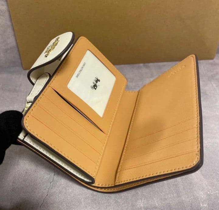 新品未使用コーチ二つ折り財布ベージュシグネチャーレディースメンズ送料無料即日発送