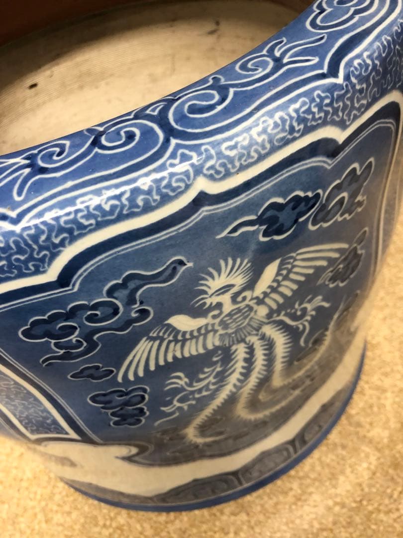 水弾きの技法を使った希少品　伊万里火鉢