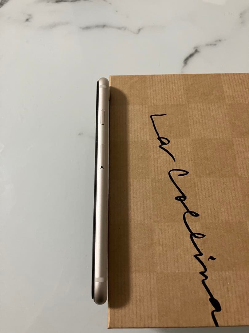 【美品】iphoneSE3 64G SIMフリー