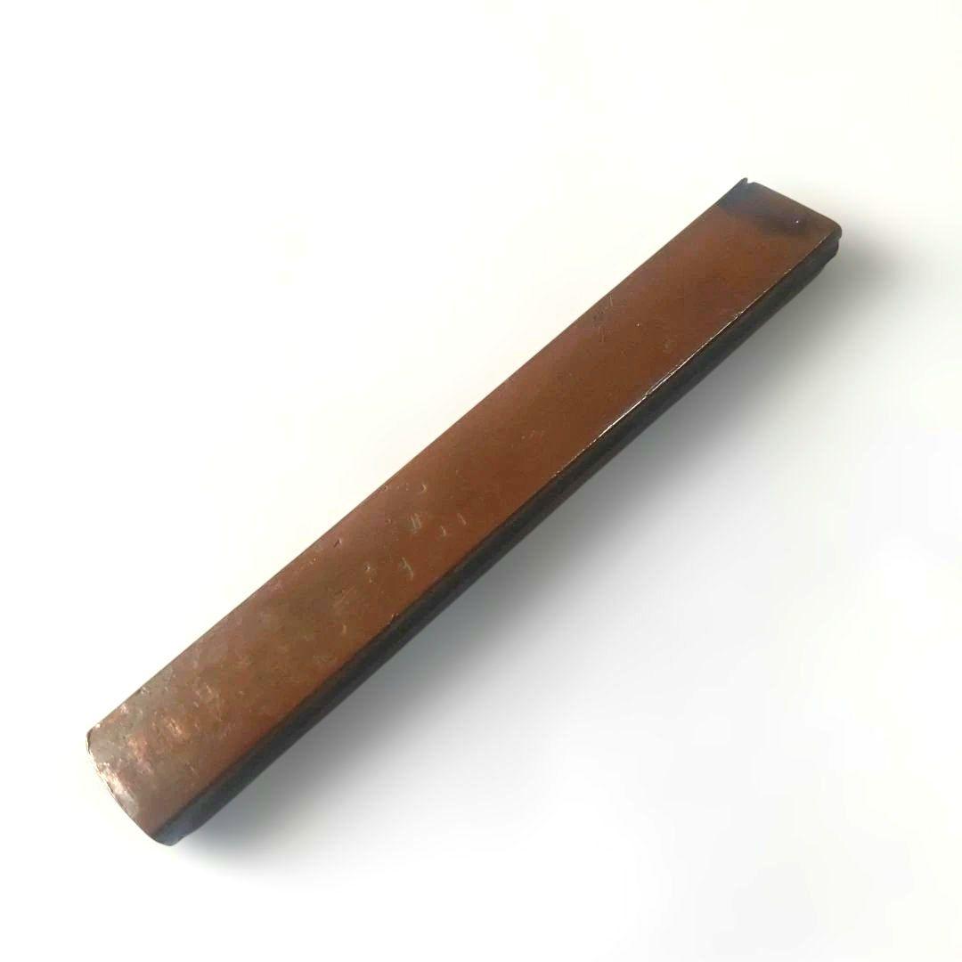 鴛鴦図小柄　表が赤銅魚子地　裏が銅地　金象嵌