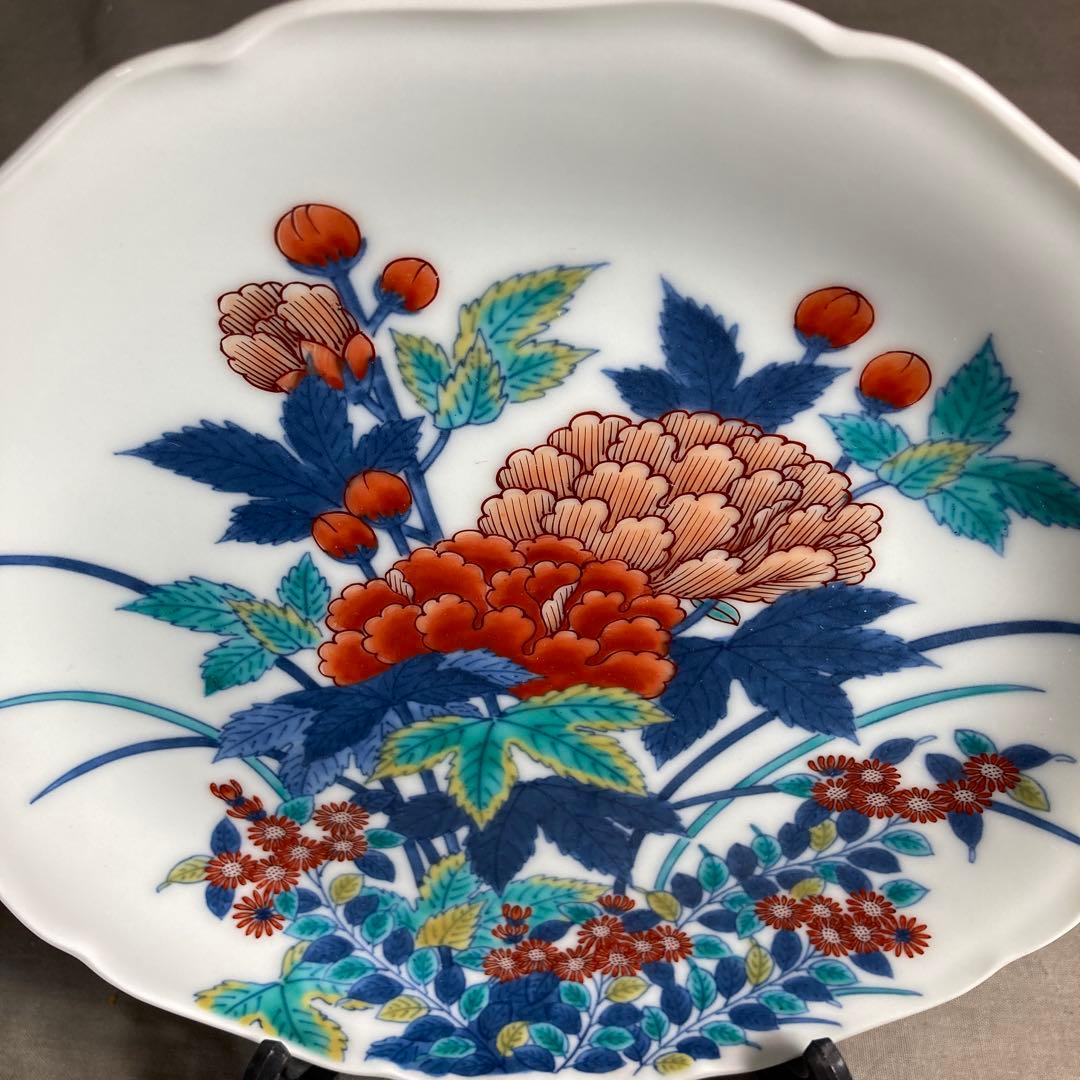 【今右衛門】色鍋島の伝統　名窯　人間国宝　十三代今泉今右衛門作　錦牡丹菊絵　飾皿