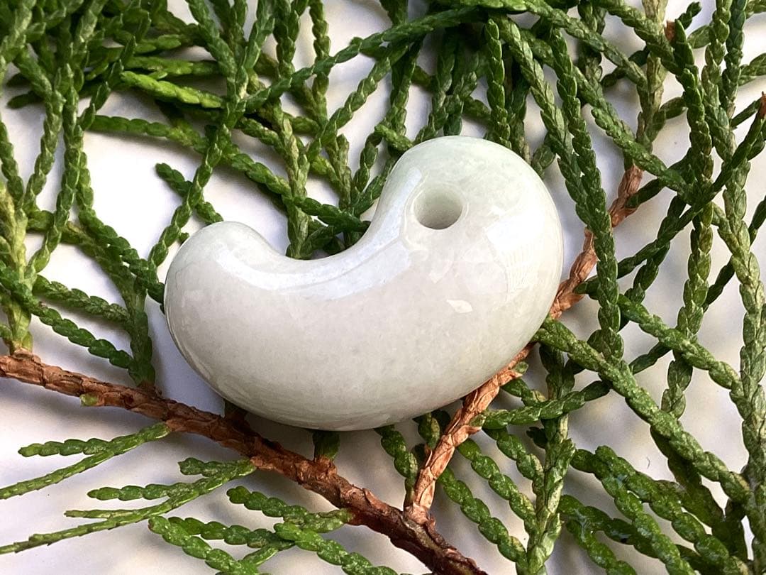 ✳️最後の1個 極上ラベンダー　糸魚川翡翠勾玉　お身近に本物の御守り石を　鑑別書付