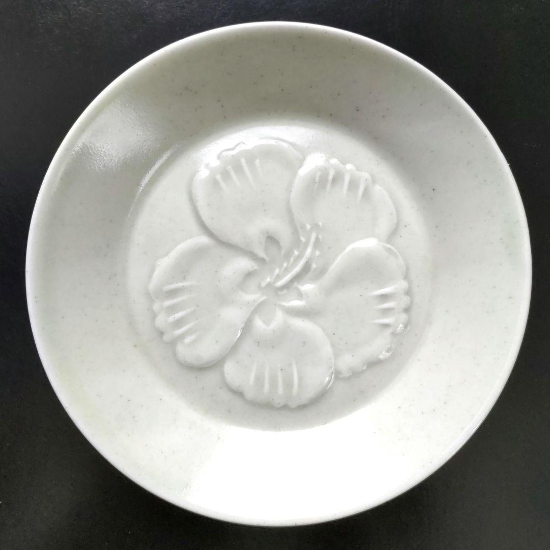 【富本憲吉自作】白磁陽刻草花文皿 大正11(1922)年作