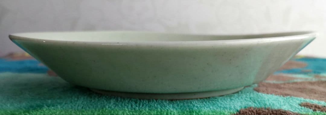 【富本憲吉自作】白磁陽刻草花文皿 大正11(1922)年作