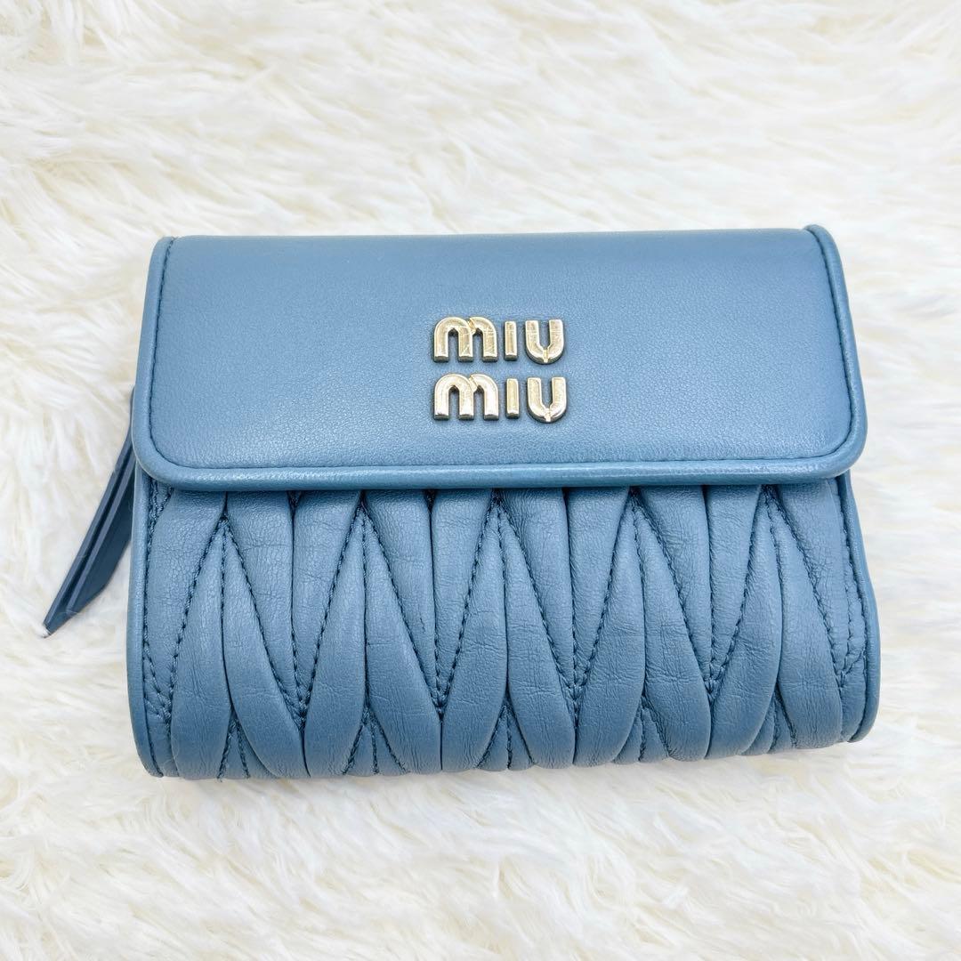 極美品✨現行ロゴ ミュウミュウ マテラッセ 三つ折り財布 ブルー RFID