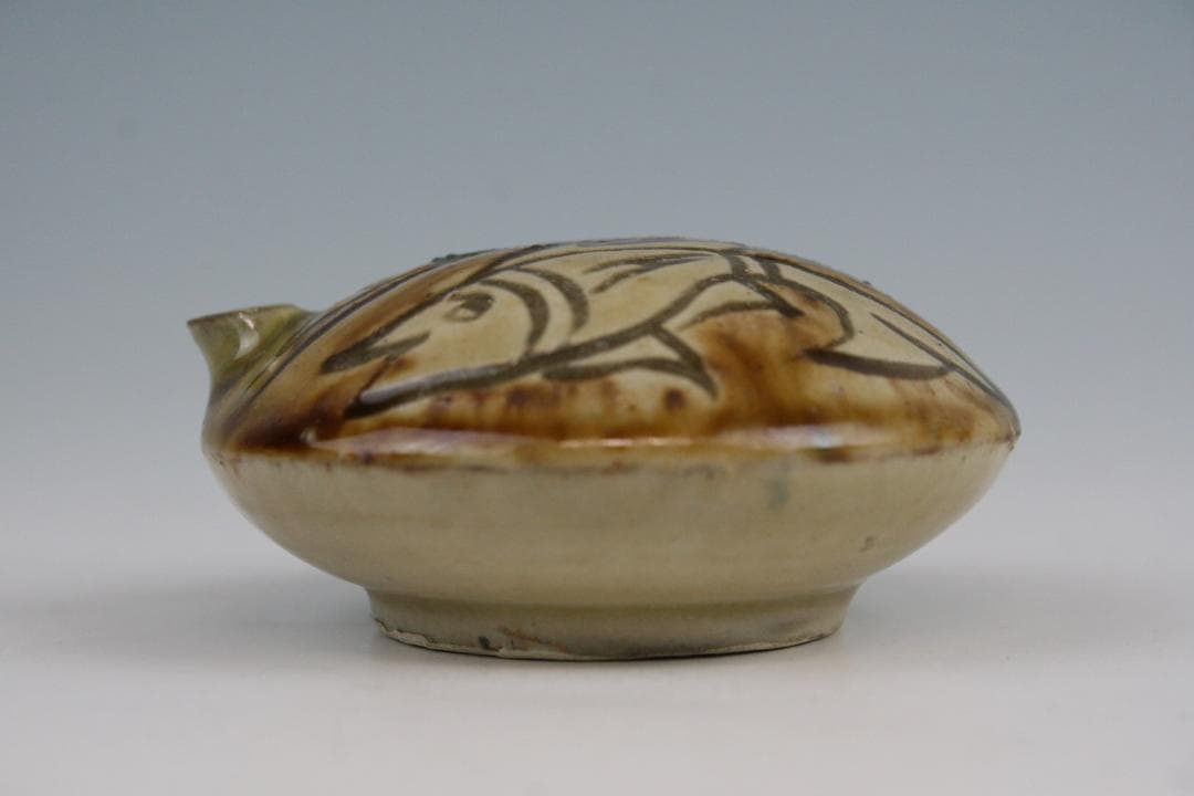 壺屋焼 人間国宝 金城次郎 作　飴釉双魚文水滴