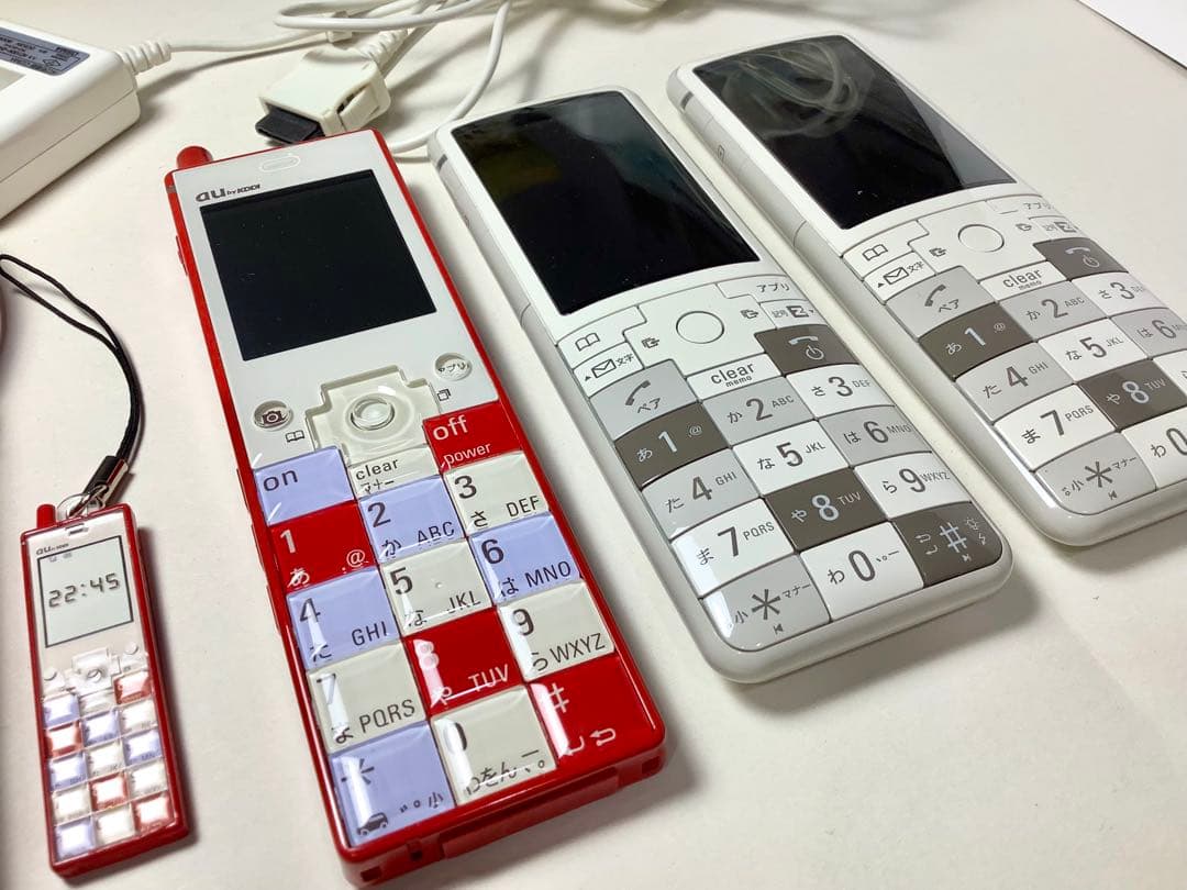 au INFOBAR 初代 ニシキゴイNISHIKIGOIと2世代目GRAY