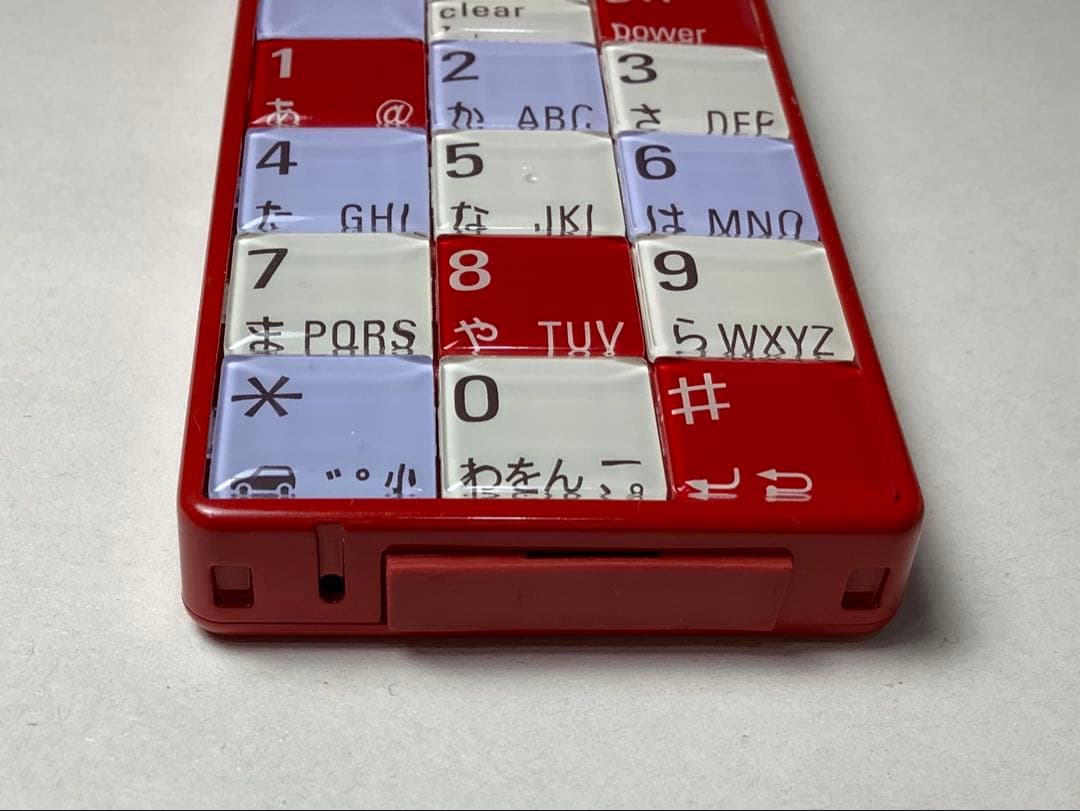 au INFOBAR 初代 ニシキゴイNISHIKIGOIと2世代目GRAY