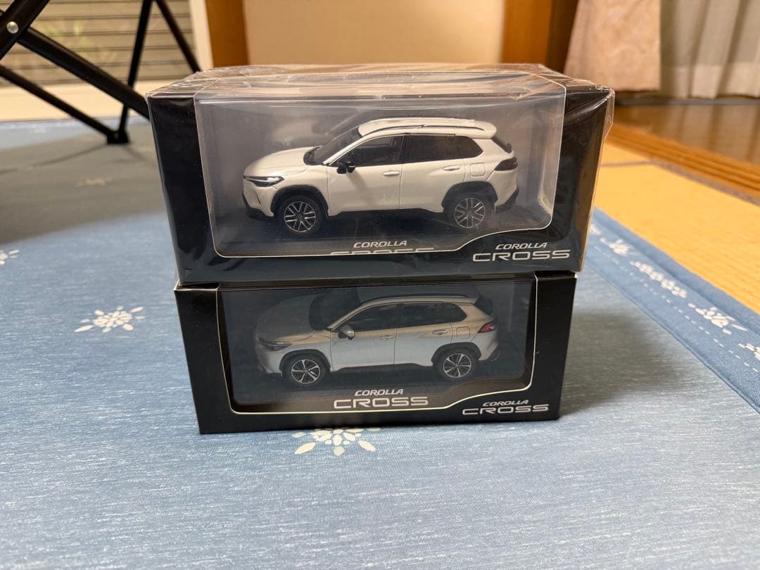 トヨタ　カローラクロス 1/30カラーサンプルミニカー(2台)