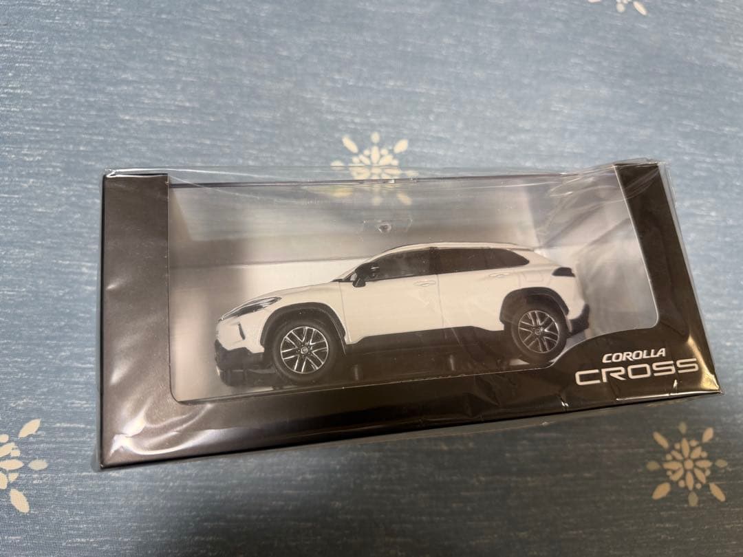 トヨタ　カローラクロス 1/30カラーサンプルミニカー(2台)