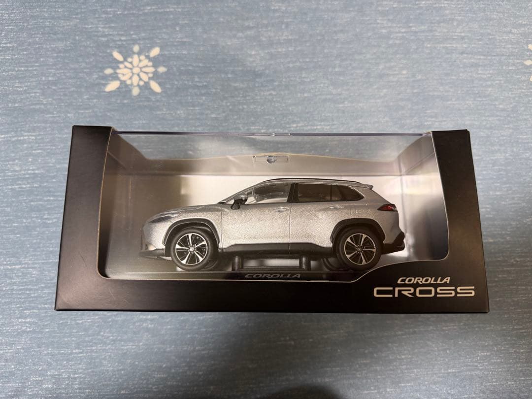 トヨタ　カローラクロス 1/30カラーサンプルミニカー(2台)