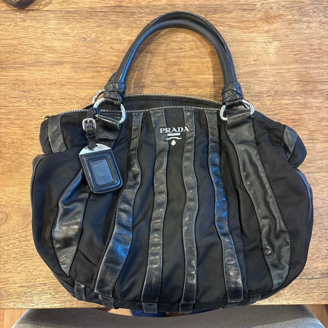 専用ですPRADA ブラックショルダーバッグ ストライプデザイン