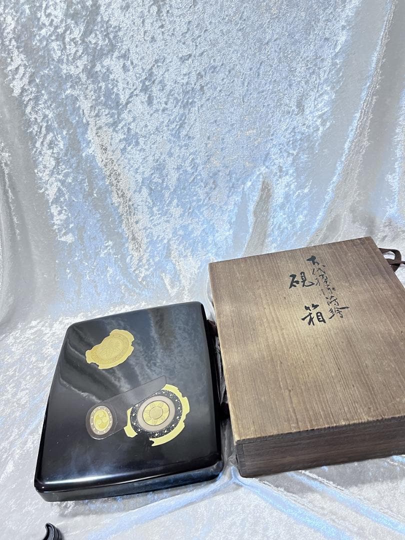 漆器 文箱 金蒔絵硯箱　瓦模様　桐紋　水滴　筆付き 黒 金色装飾 伝統デザイン