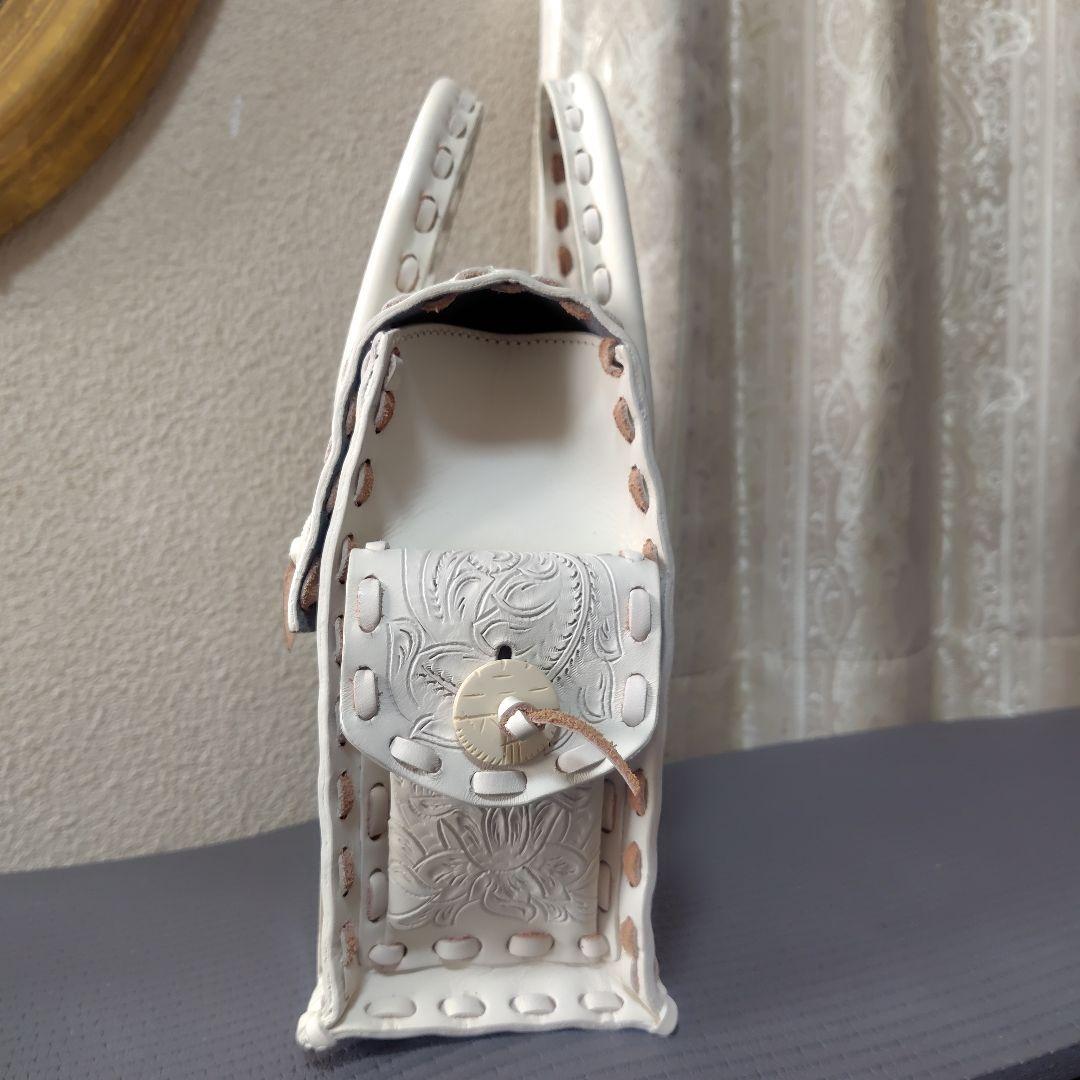 【専用です】グレイスコンチネンタル◇カービングバッグ◇白＆メタリック